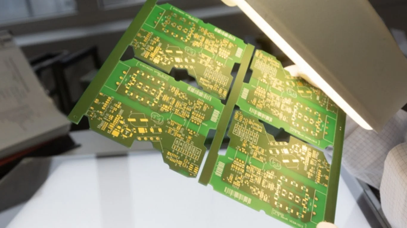 Picture colleague with white coat in test situation